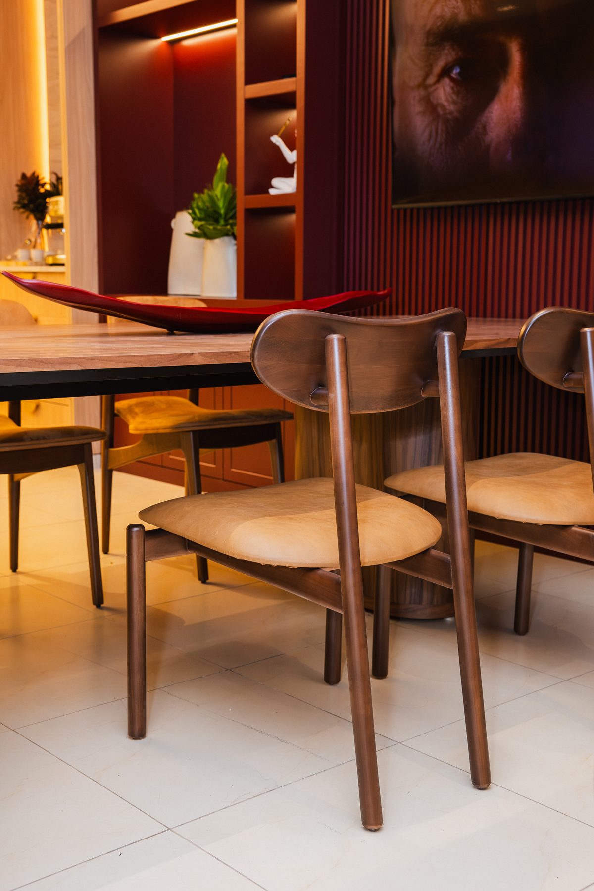 Cadeira Lauris com assento em couro claro em sala de jantar do showroom Afectto