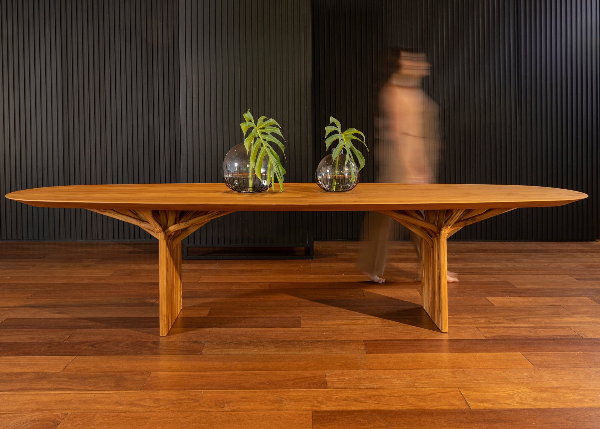 Mesa oval de madeira com base esculpida