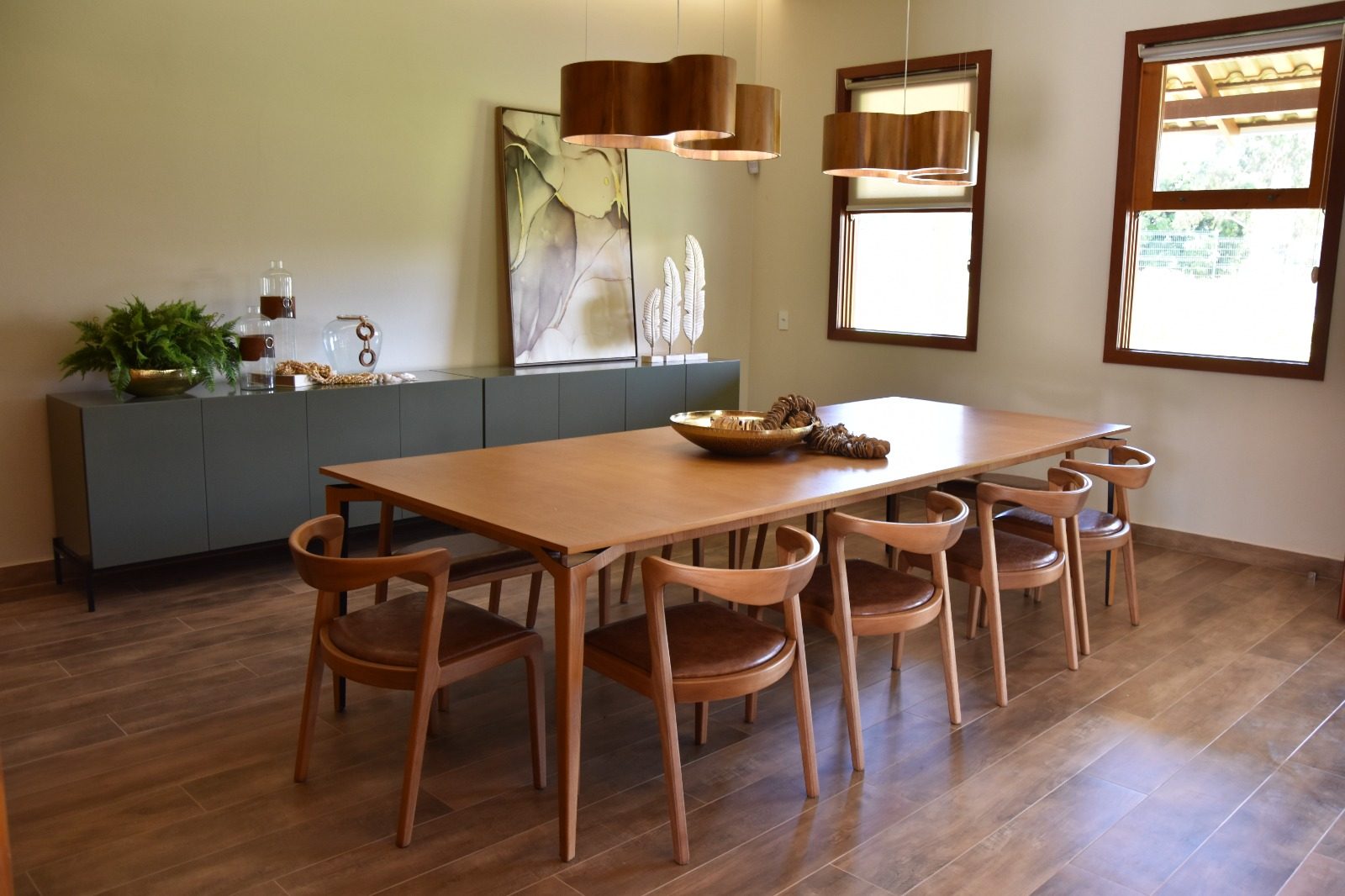 Sala de jantar com mesa de madeira e cadeiras